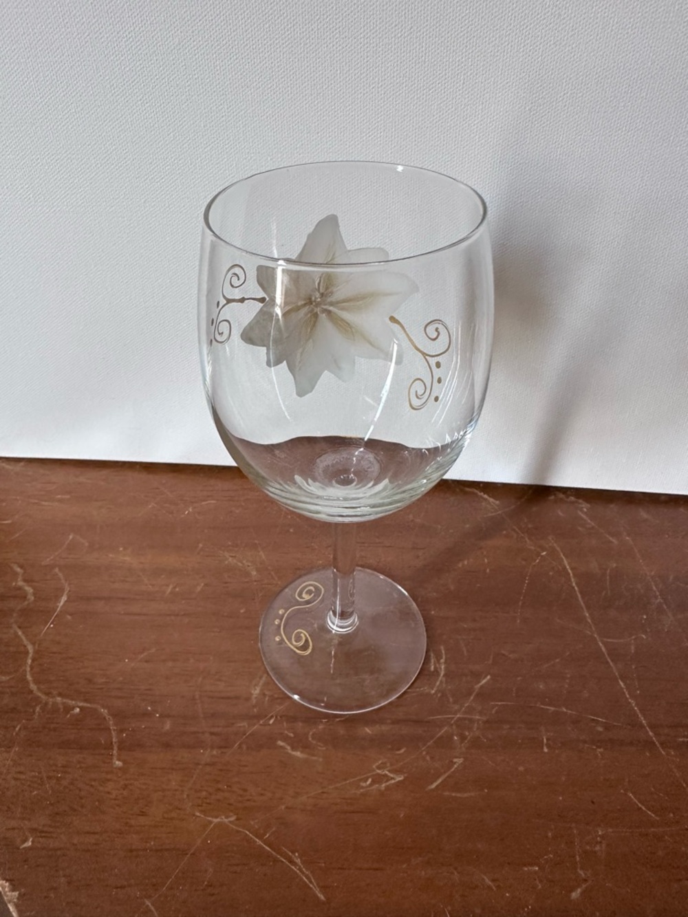Hand-Painted White & Gold poinsettia Floral Wine Glass - Picture 2 of 3
